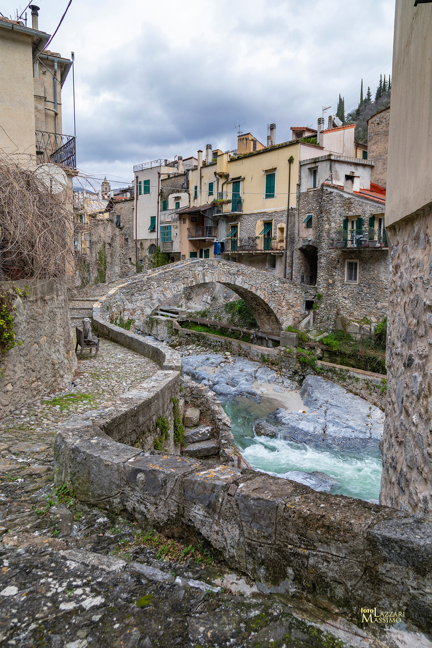 Zuccarello SV ponte medievale sul torrente Neva