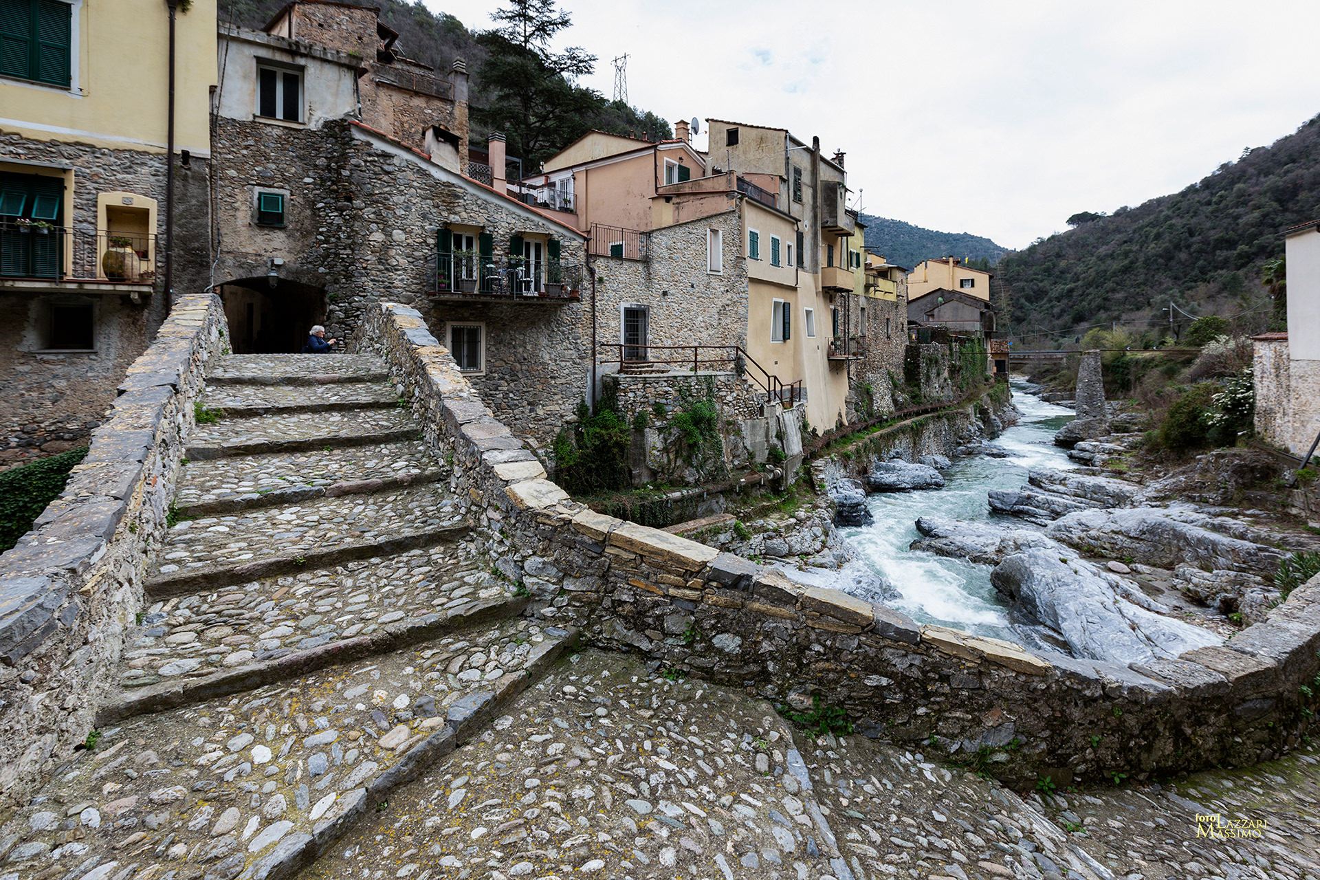 Zuccarello SV ponte medievale sul torrente Neva