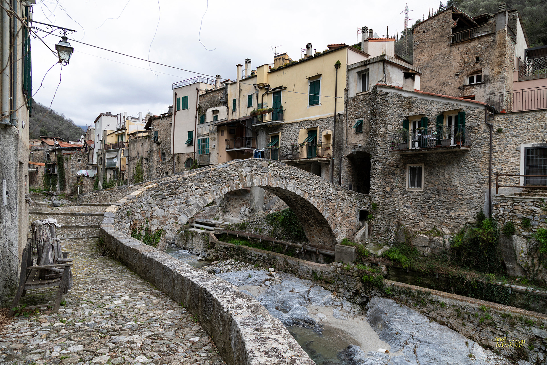 Zuccarello SV ponte medievale sul torrente Neva