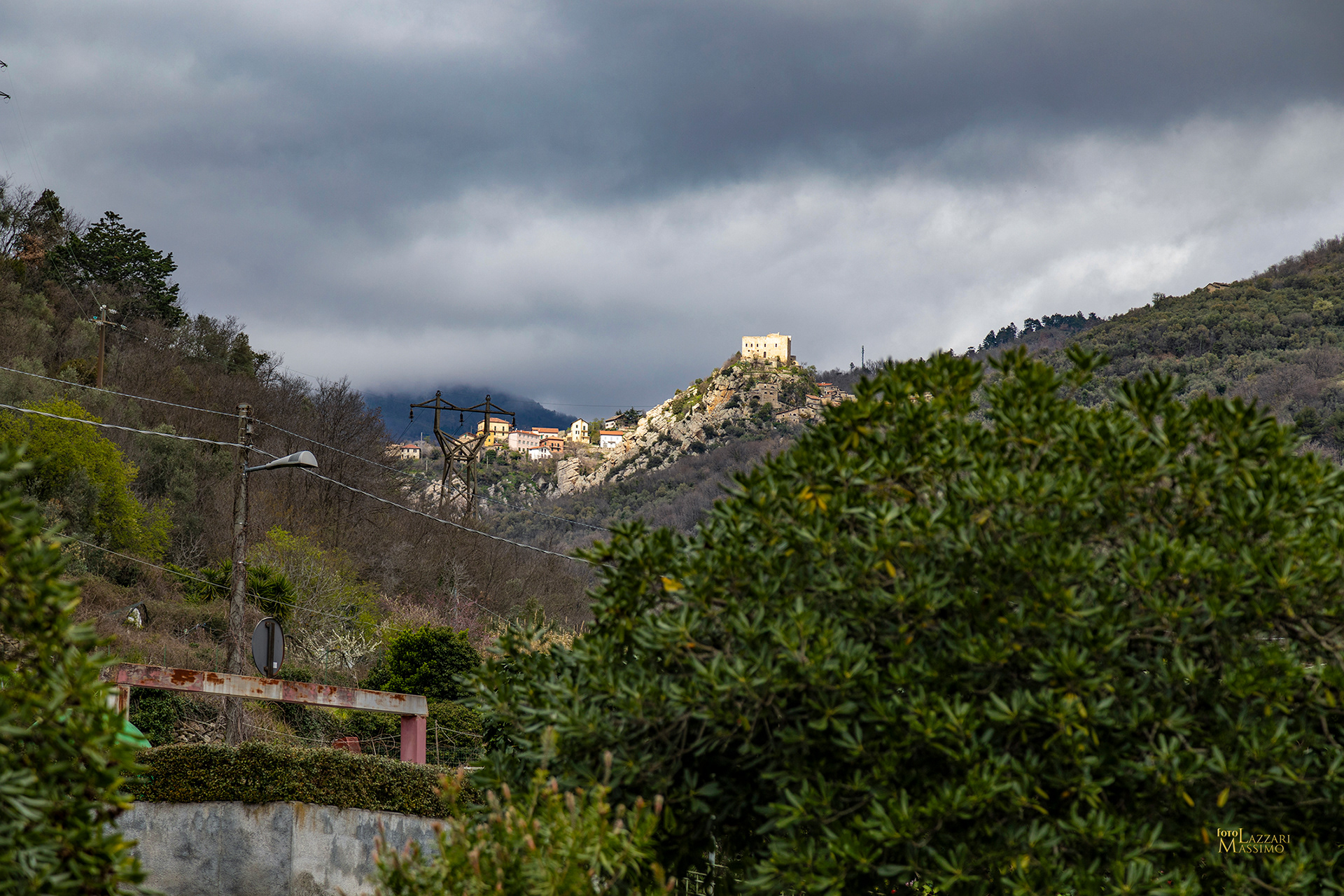 Castello di Rocca barbena visto da Zuccarello SV
