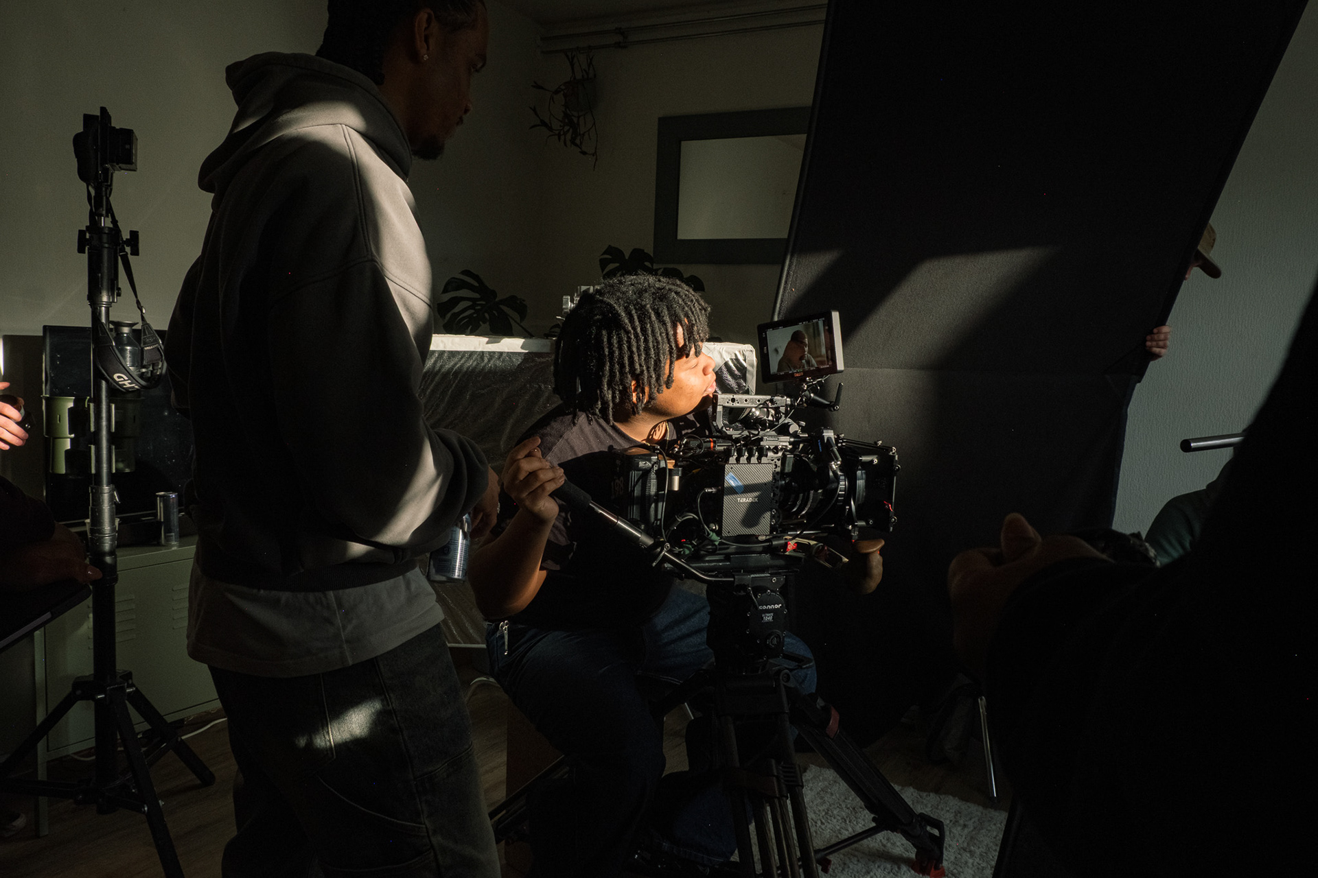 Ik ben Purcy Lo-A-Njoe, een filmmaker uit Suriname en student aan de Hoges School van Amsterdam. Jarenlang heb ik me in mijn thuisland verdiept in de creatieve wereld, waar ik mijn passie voor film ontdekte. Nu werk ik aan mijn specialisatie als regisseur en cinematograaf, met een focus op cinematografie, sound mixing en belichting. Voor mij draait film om het vastleggen van emoties en het vertellen van diverse verhalen die verbinden en inspireren. Met mijn achtergrond en ambitie streef ik ernaar om als regisseur en producent blijvende impact te maken, terwijl ik trouw blijf aan mijn roots en mijn unieke visie.    (English) I am Purcy Lo-A-Njoe, a filmmaker from Suriname and a student at The Hogeschool van Amsterdam. For years I immersed myself in the creative world in my home country, where I discovered my passion for film. Now I am working on my specialization as a director and cinematographer, with a focus on cinematography, sound mixing and lighting. For me, film is about capturing emotions and telling diverse stories that connect and inspire. With my background and ambition, I strive to make lasting impact as a director and producer, while staying true to my roots and my unique vision. 