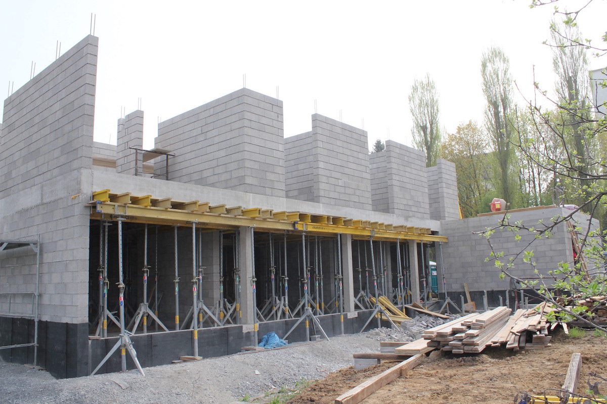 vyzděné druhé podlaží 