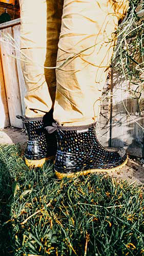 Ich mit Gummistiefel im Garten