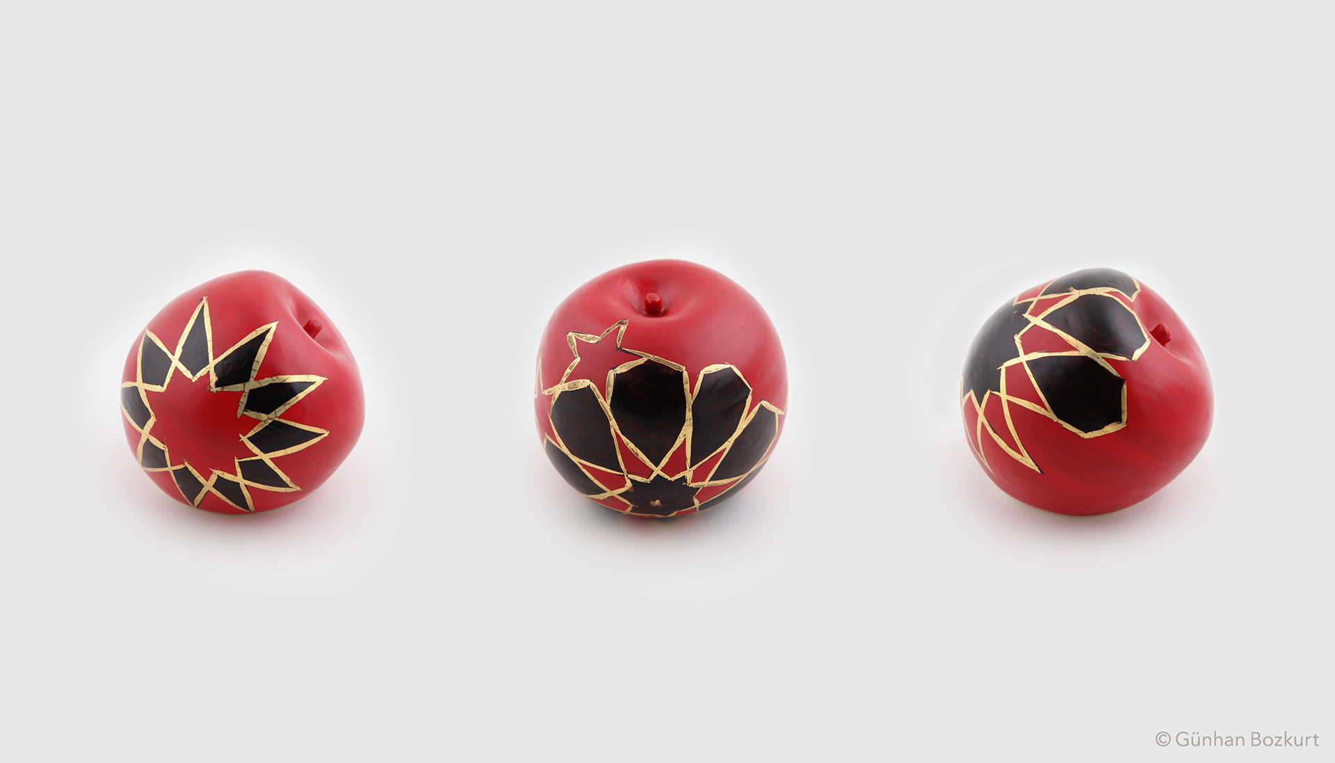 Apples / ceramic sculptures, each h. 5–8 cm