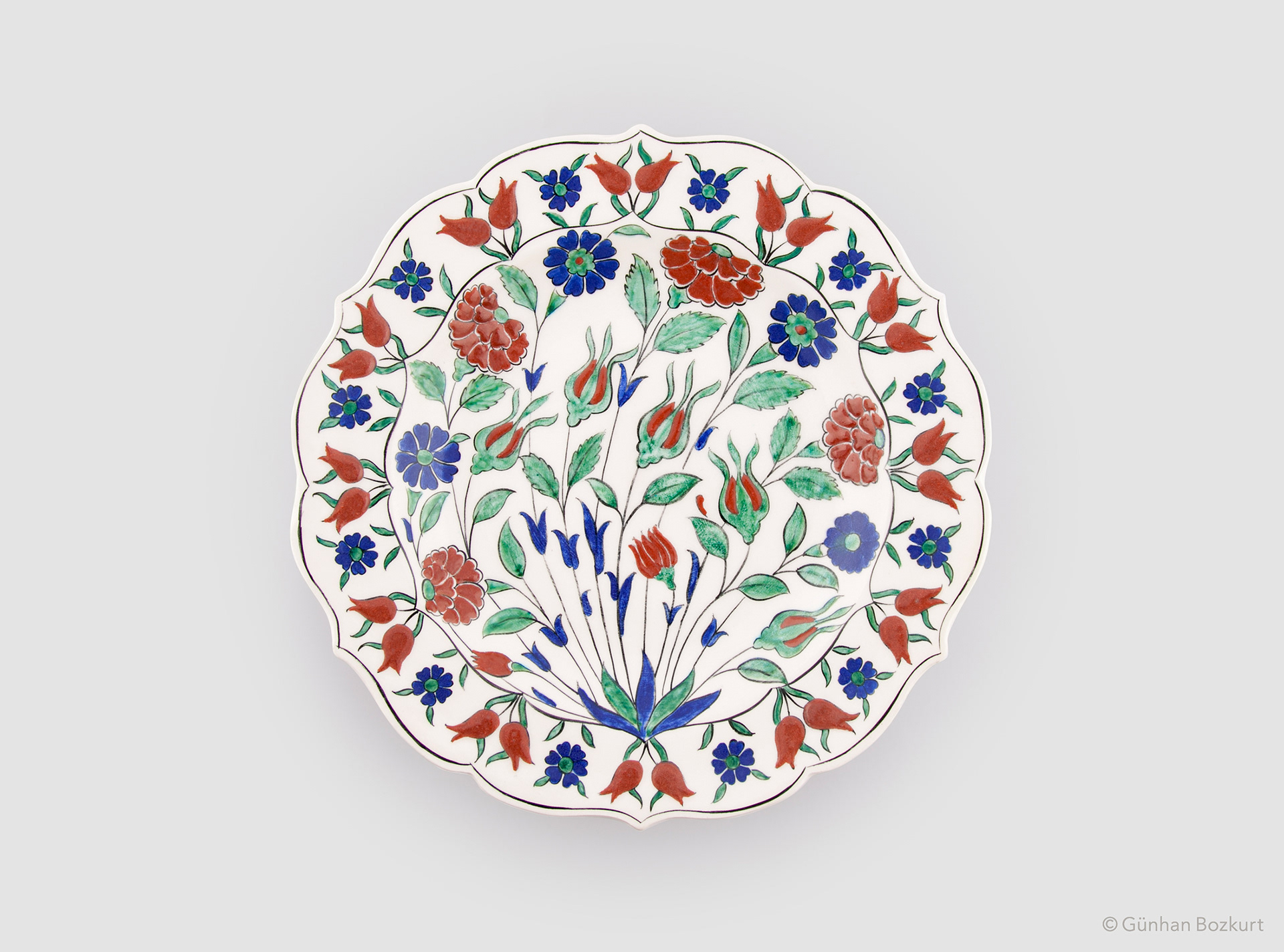 Based on an original Iznik dish with foliate rim, c. 1560-65. Victoria & Albert Museum, London / ceramic plate, Ø 40 cm