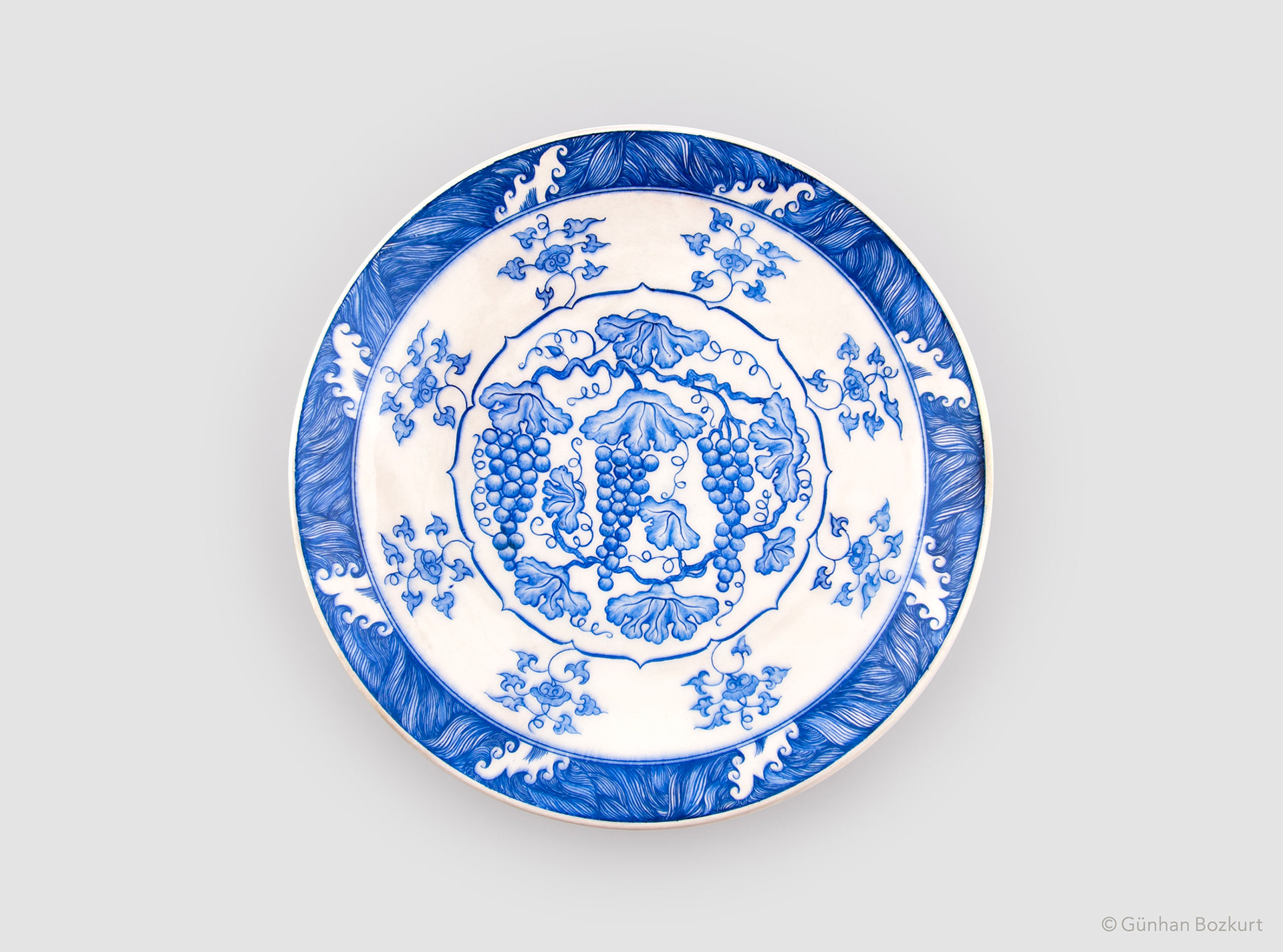 Based on an original Iznik charger, c. 1550–70. Private Collection, Istanbul / ceramic plate, Ø 30 cm