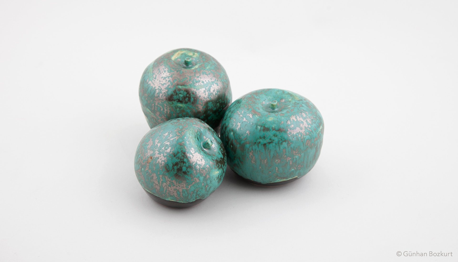 Apples / ceramic sculptures, each h. 5–8 cm
