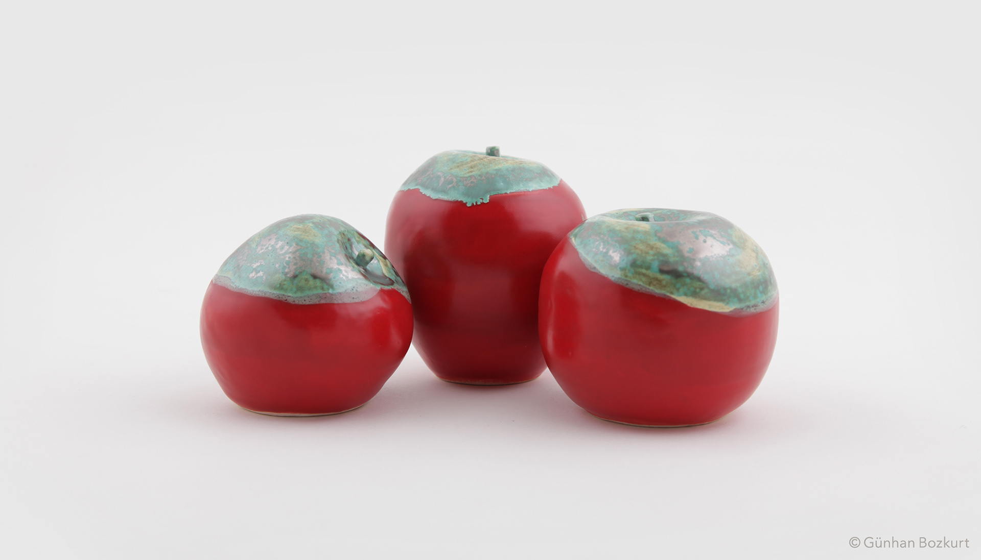 Apples / ceramic sculptures, each h. 5–8 cm