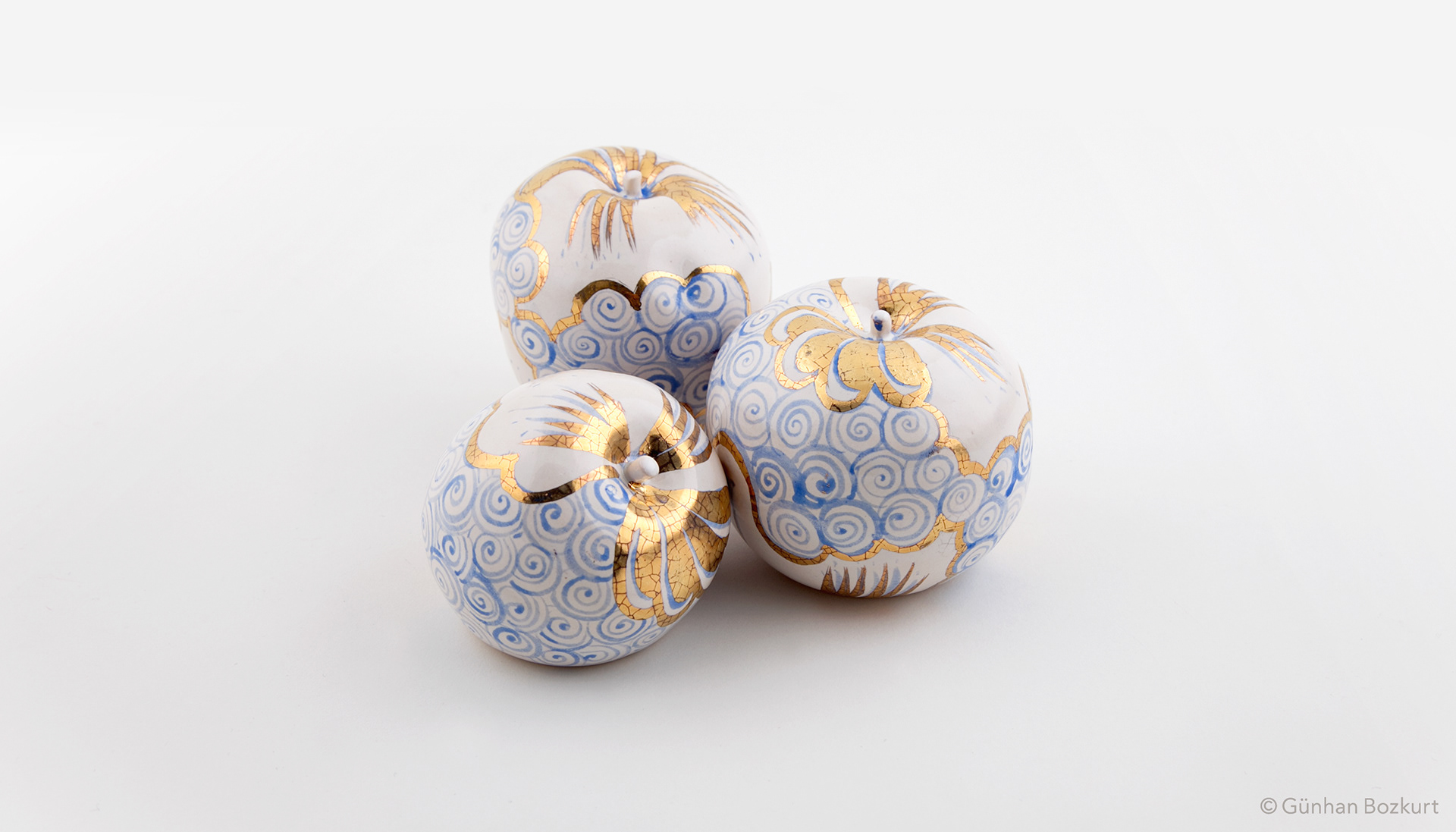 Apples / ceramic sculptures, each h. 5–8 cm