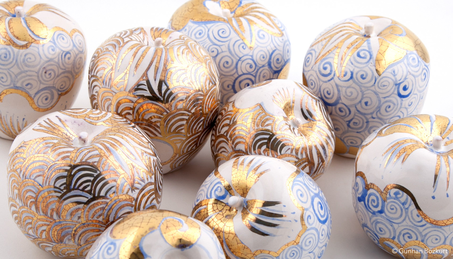 Apples / ceramic sculptures, each h. 5–8 cm