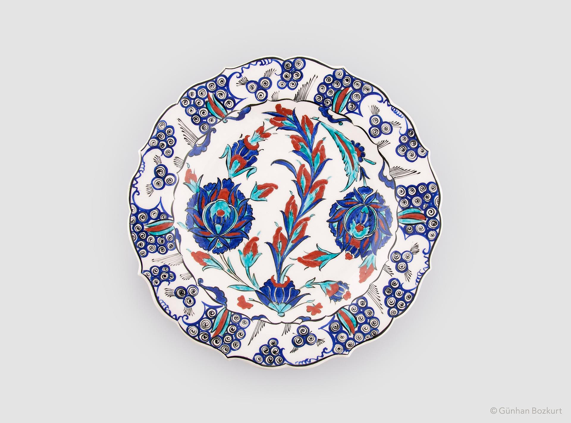 Based on an original Iznik dish, c.1560. Calouste Gulbenkian Foundation Museum, Lisbon / ceramic plate, Ø 30 cm Based on an original Iznik / ceramic plate, Ø 40 cm