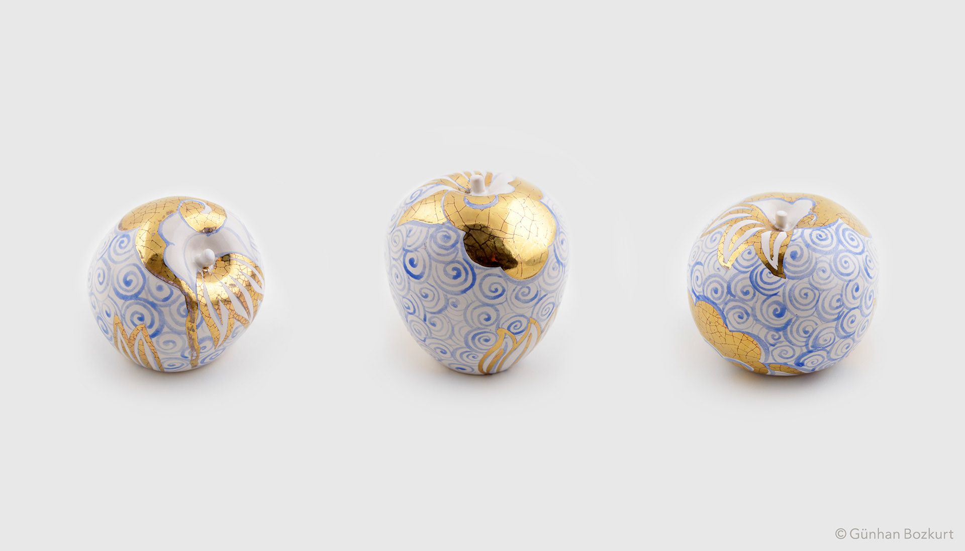 Apples / ceramic sculptures, each h. 5–8 cm
