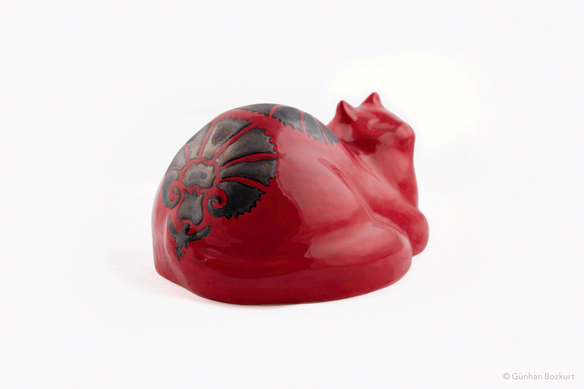 Cat / ceramic sculpture, h. 13 cm, w. 25 cm
