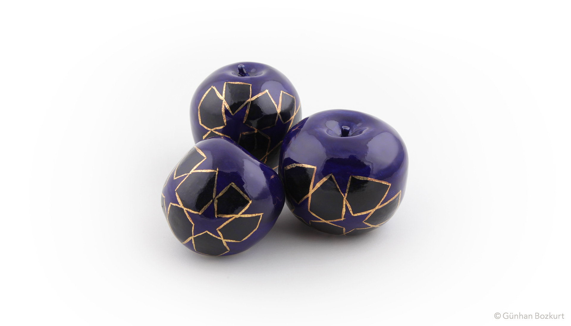Apples / ceramic sculptures, each h. 5–8 cm