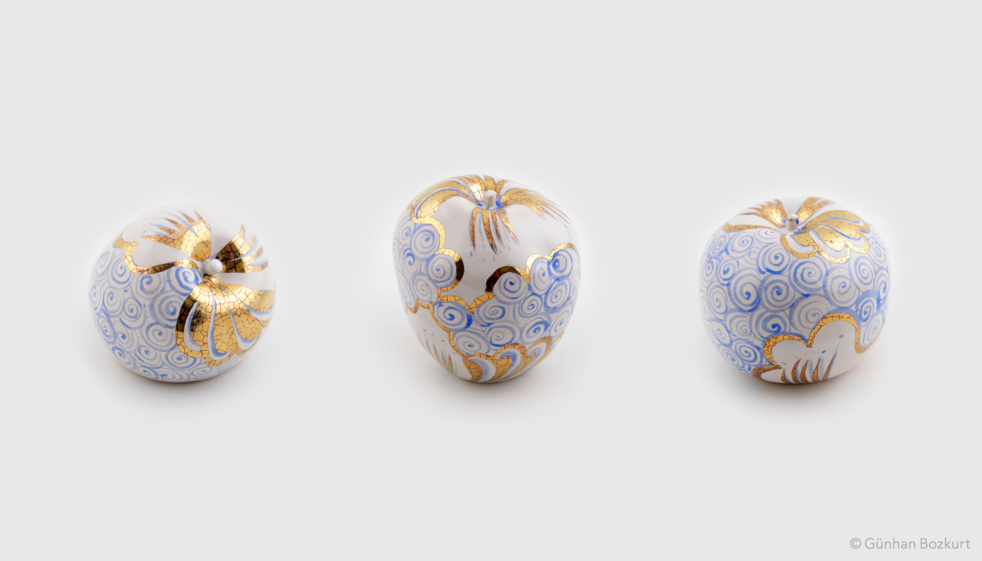 Apples / ceramic sculptures, each h. 5–8 cm