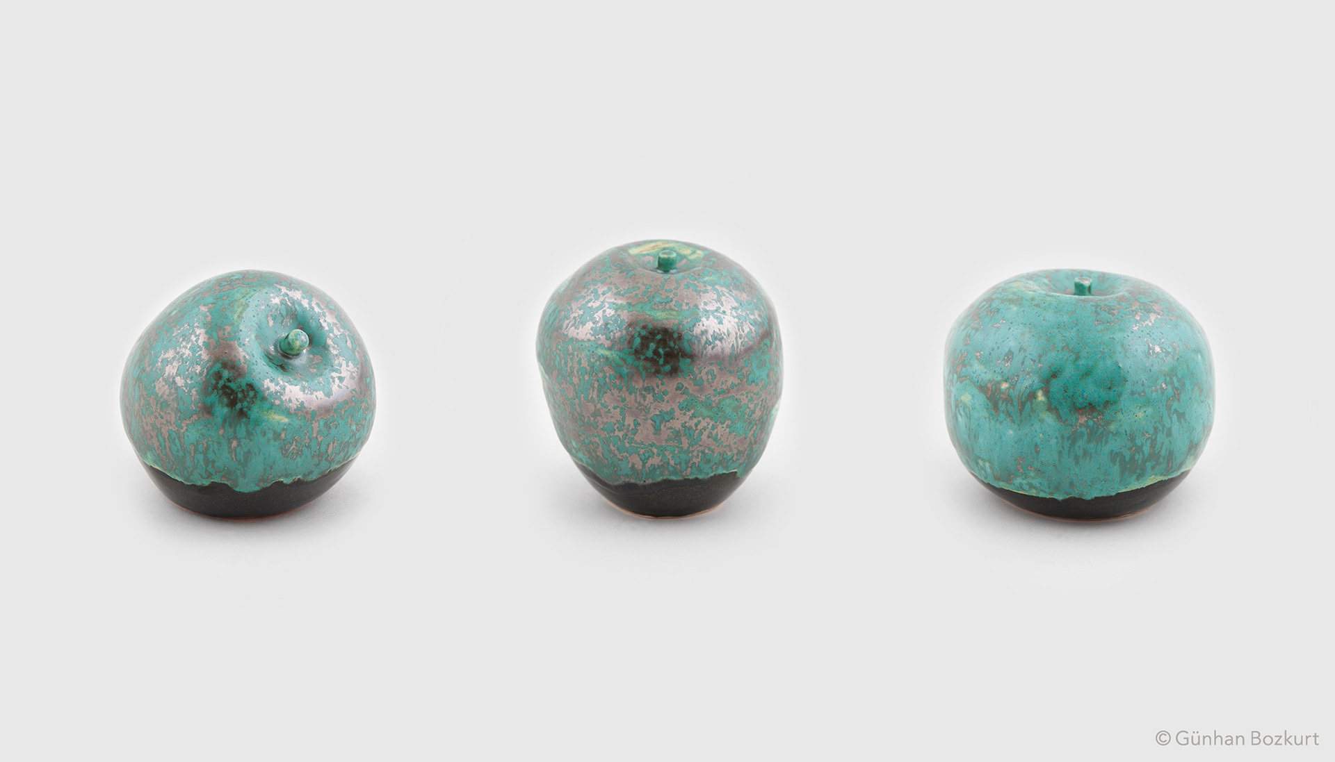 Apples / ceramic sculptures, each h. 5–8 cm