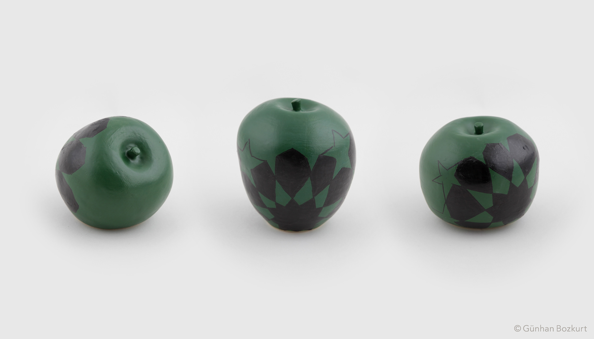 Apples / ceramic sculptures, each h. 5–8 cm