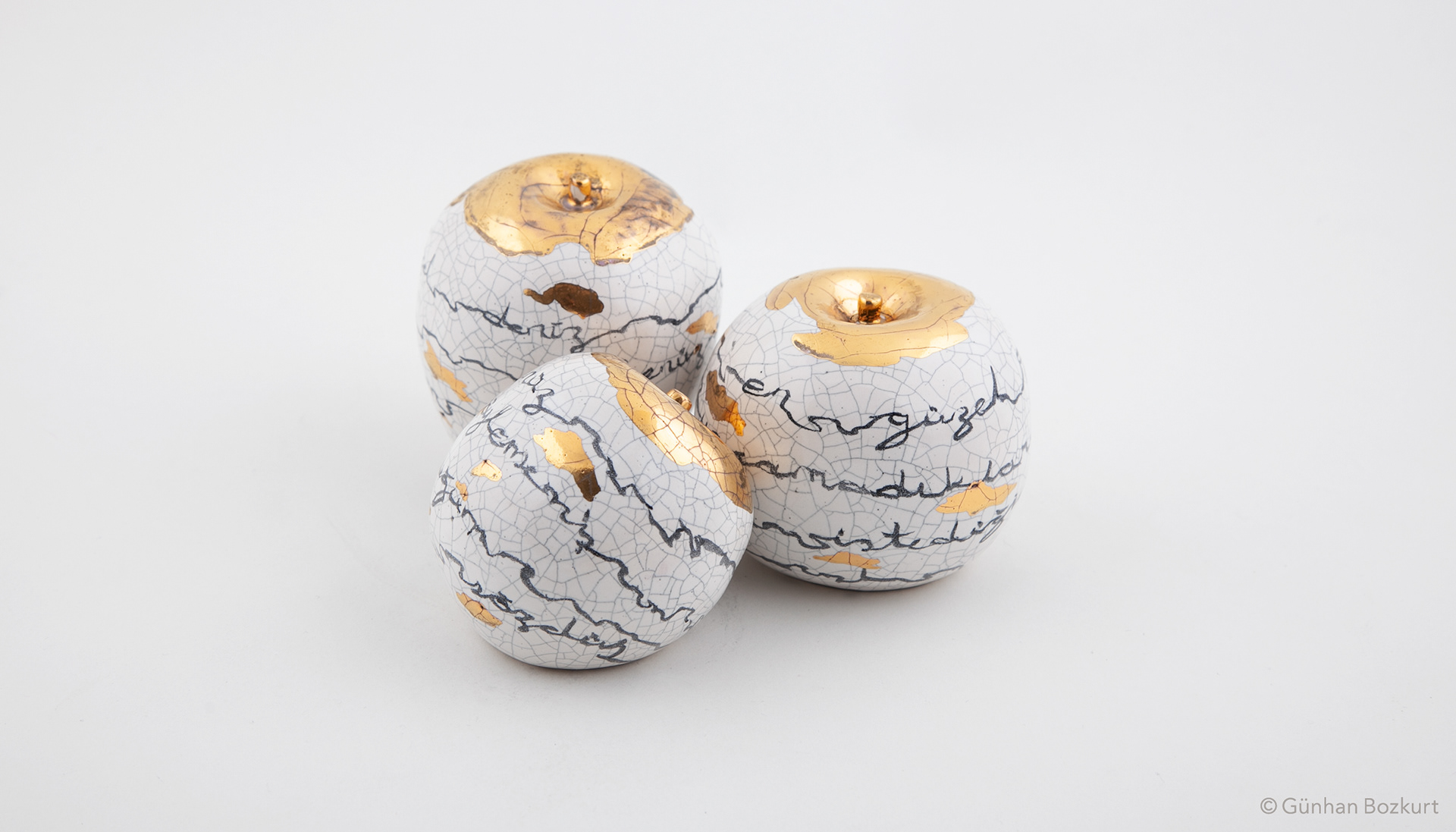 Nazim Apples / ceramic sculptures, each h. 5–8 cm