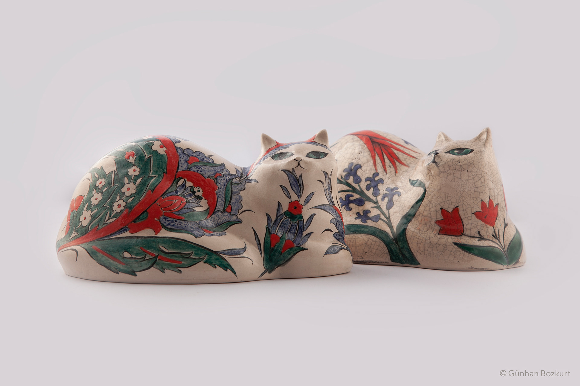 Cats / ceramic sculptures, each h. 13 cm, w. 25 cm