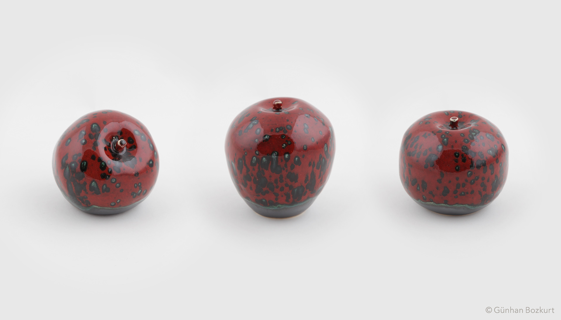 Apples / ceramic sculptures, each h. 5–8 cm