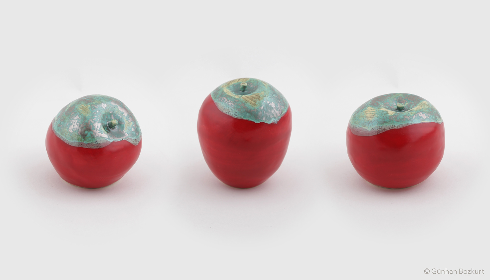 Apples / ceramic sculptures, each h. 5–8 cm