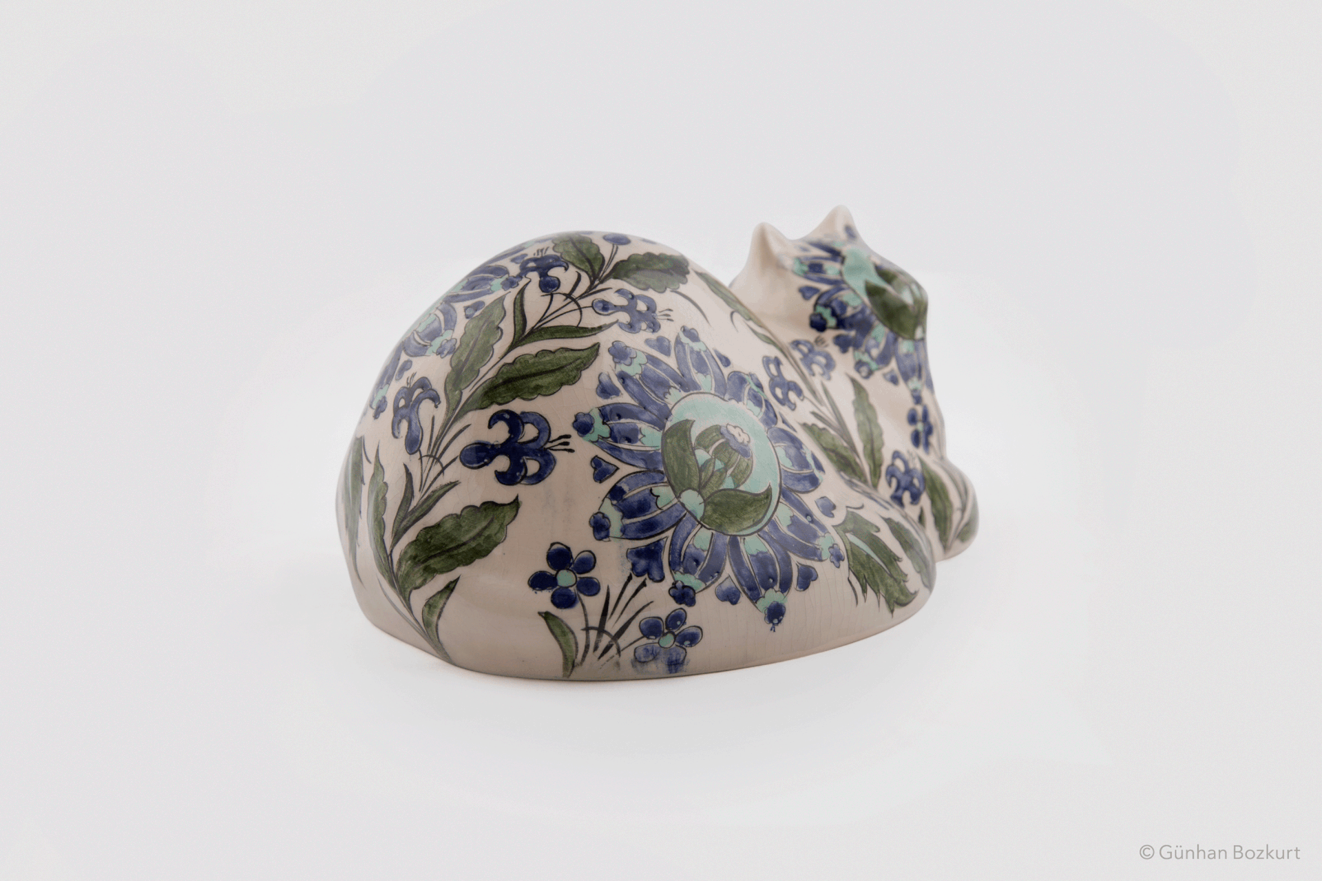Cat / ceramic sculpture, h. 13 cm, w. 25 cm