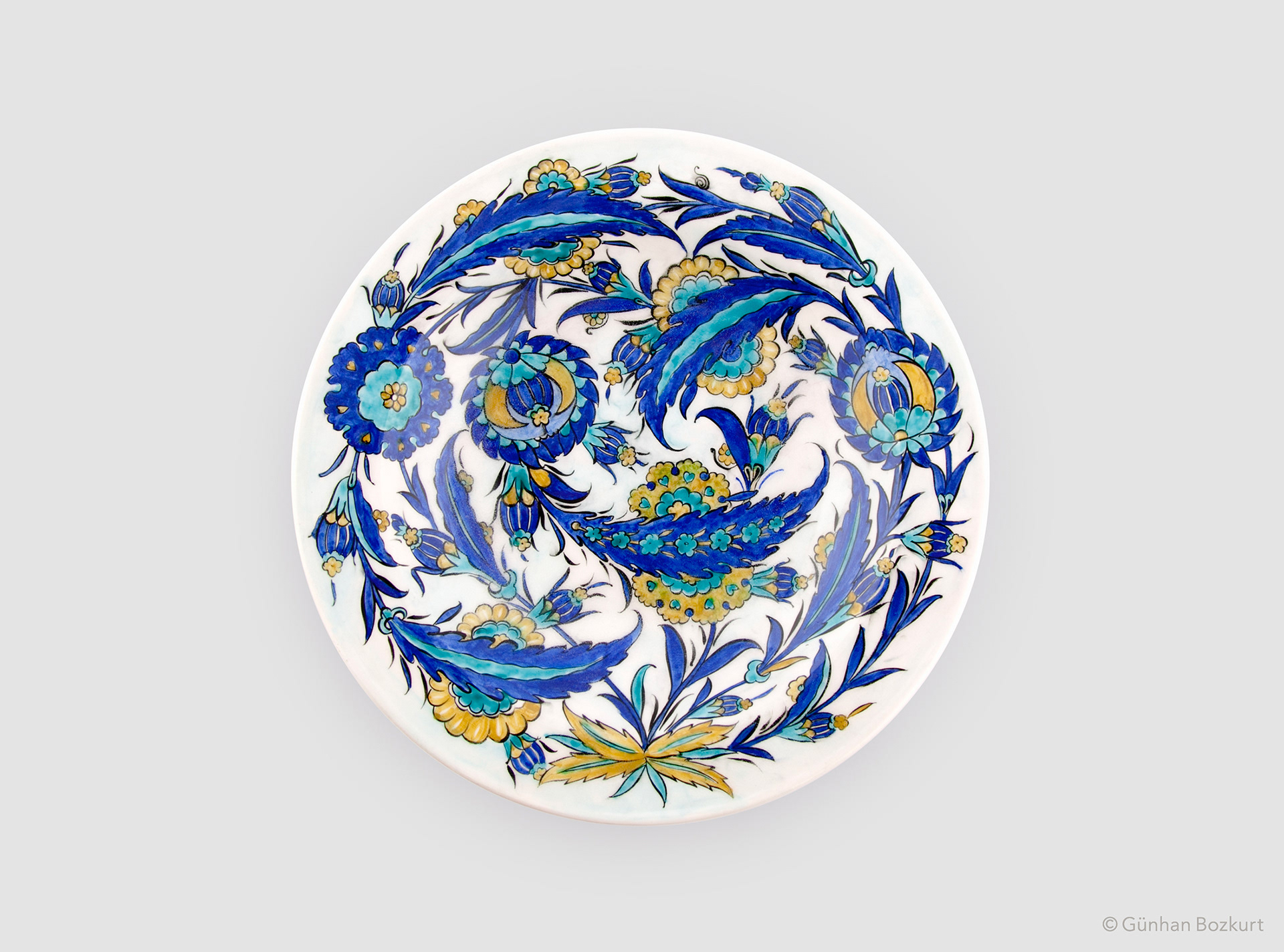 Based on an original Iznik deep dish with softly foliated rim, c. 1545-50. British Museum, London / ceramic plate, Ø 40 cm
