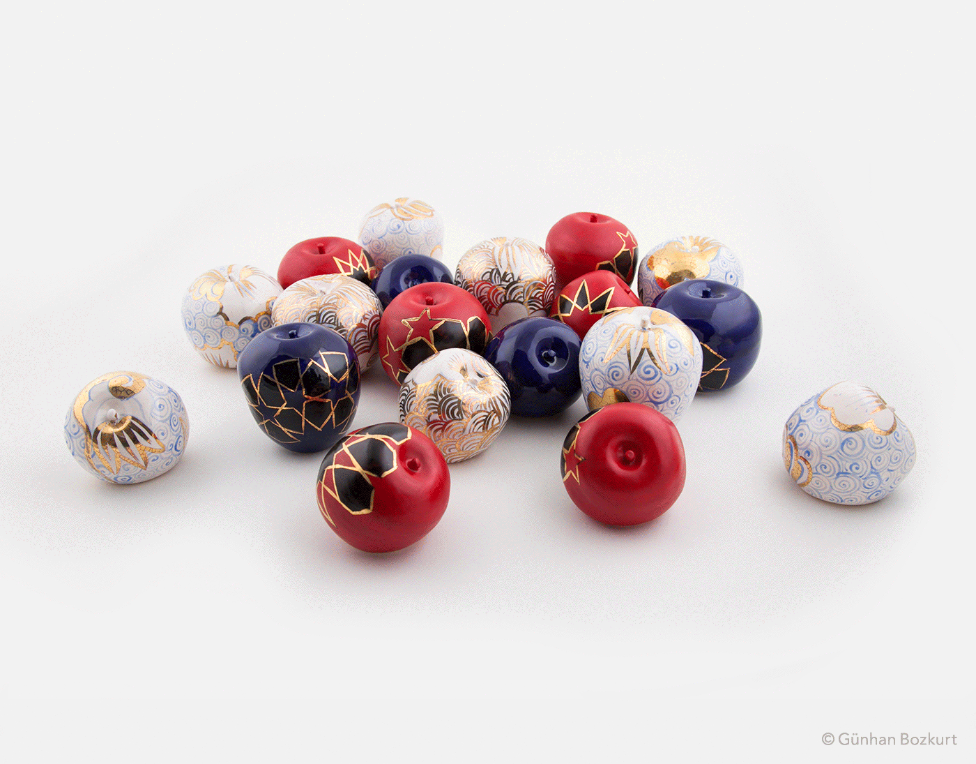 Apples / ceramic sculptures, each h. 5–8 cm