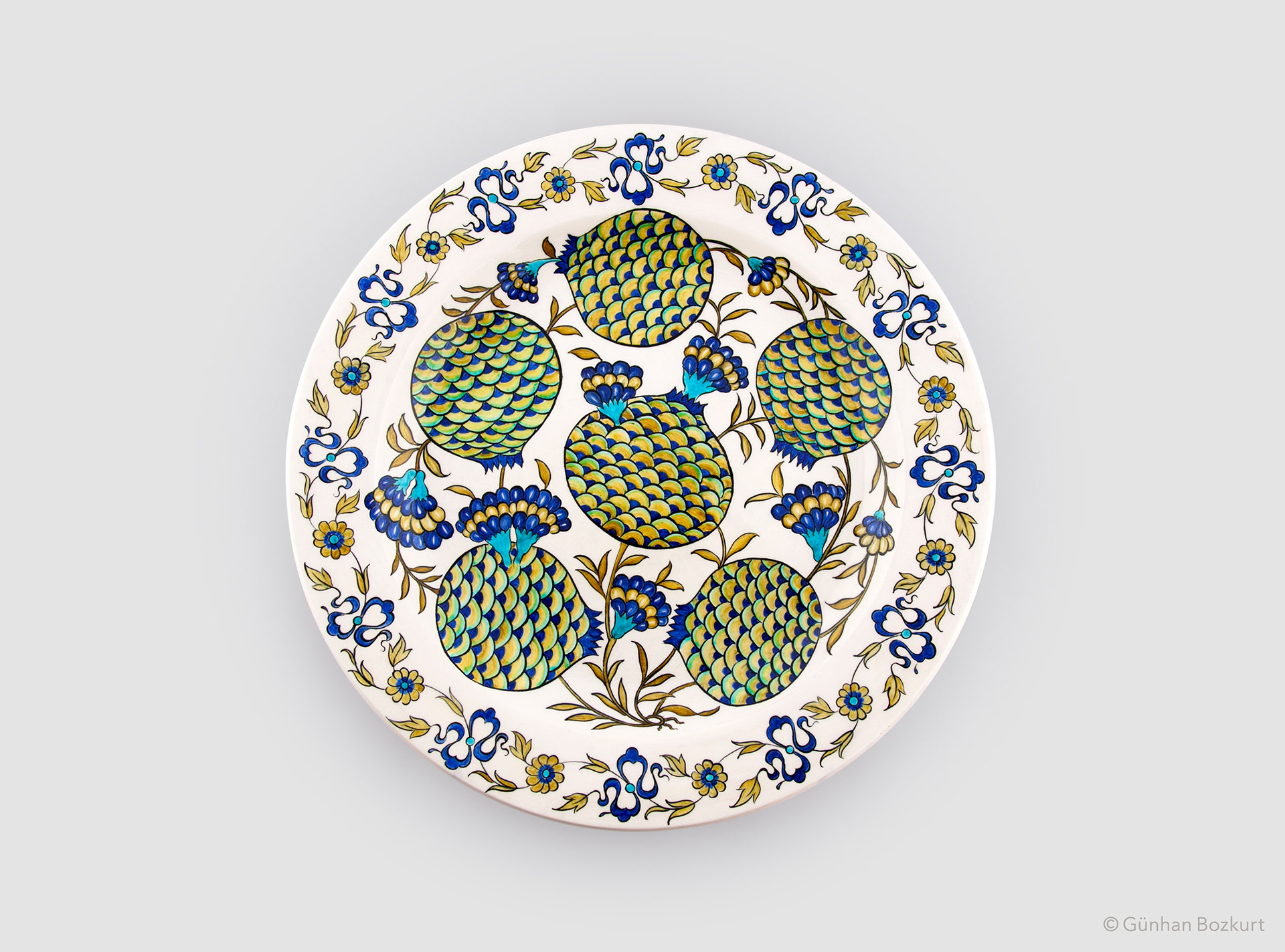 Based on an original Iznik plate with pomegranate decor, c.1530-1540. Museum of Islamic Art, Berlin / ceramic plate, Ø 40 cm