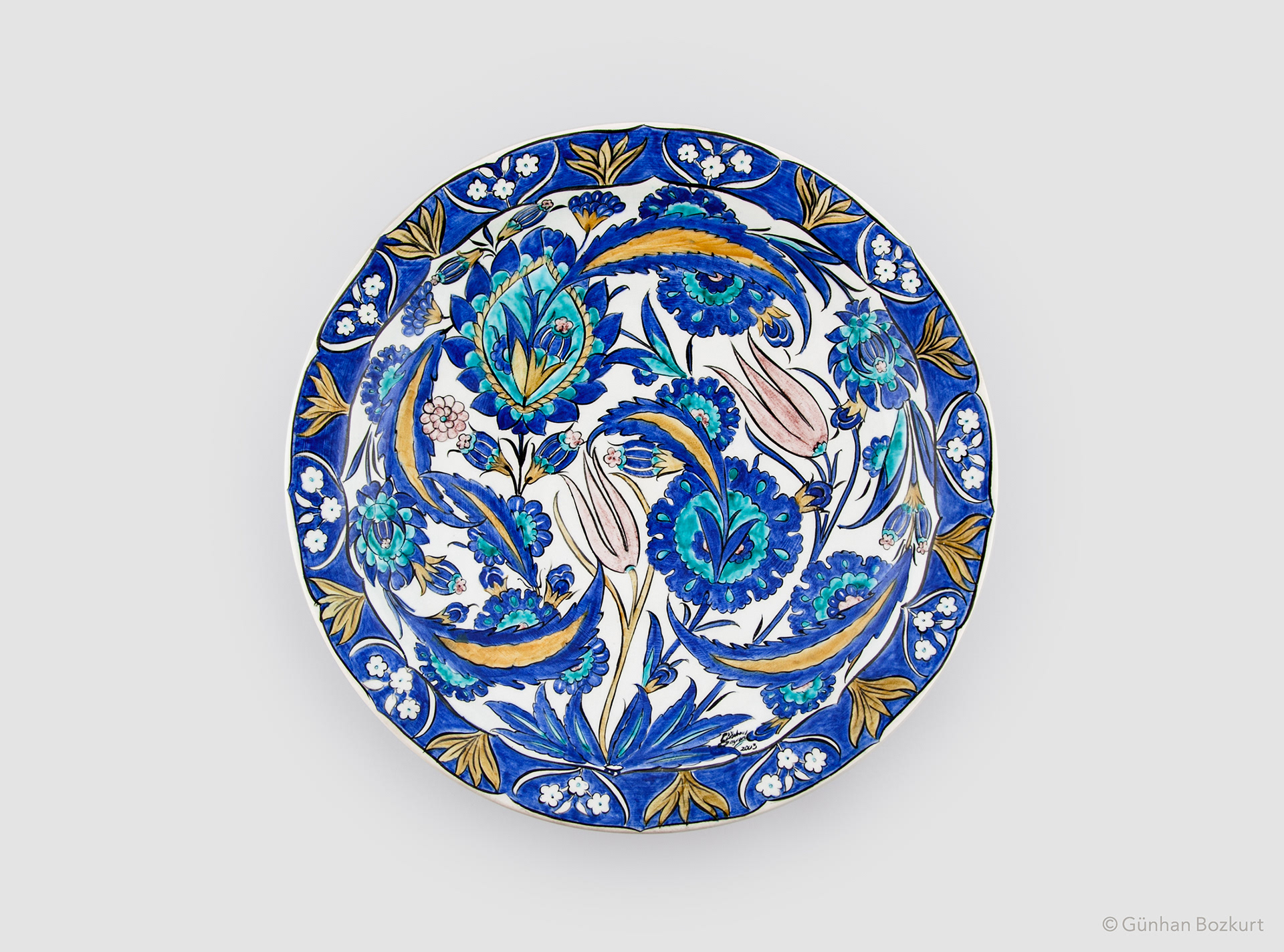 Based on an original Iznik deep dish with softly foliated rim, c. 1545-50. British Museum, London / ceramic plate, Ø 40 cm