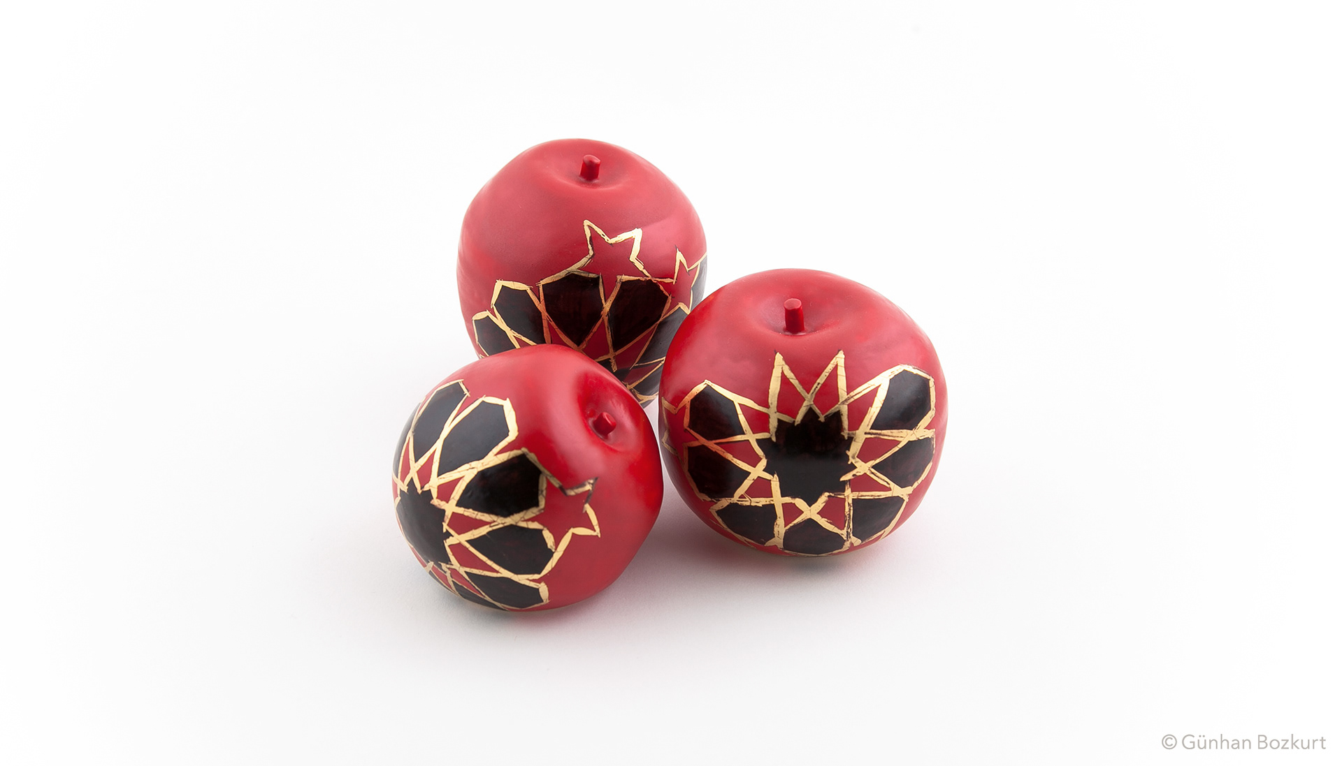 Apples / ceramic sculptures, each h. 5–8 cm
