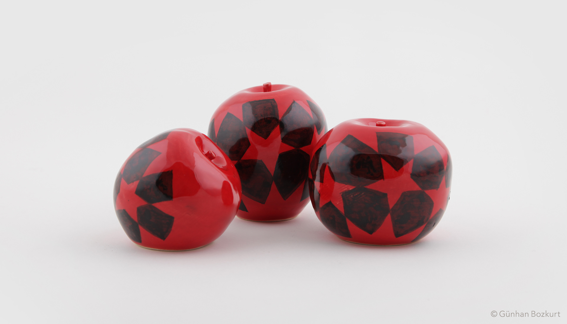 Apples / ceramic sculptures, each h. 5–8 cm