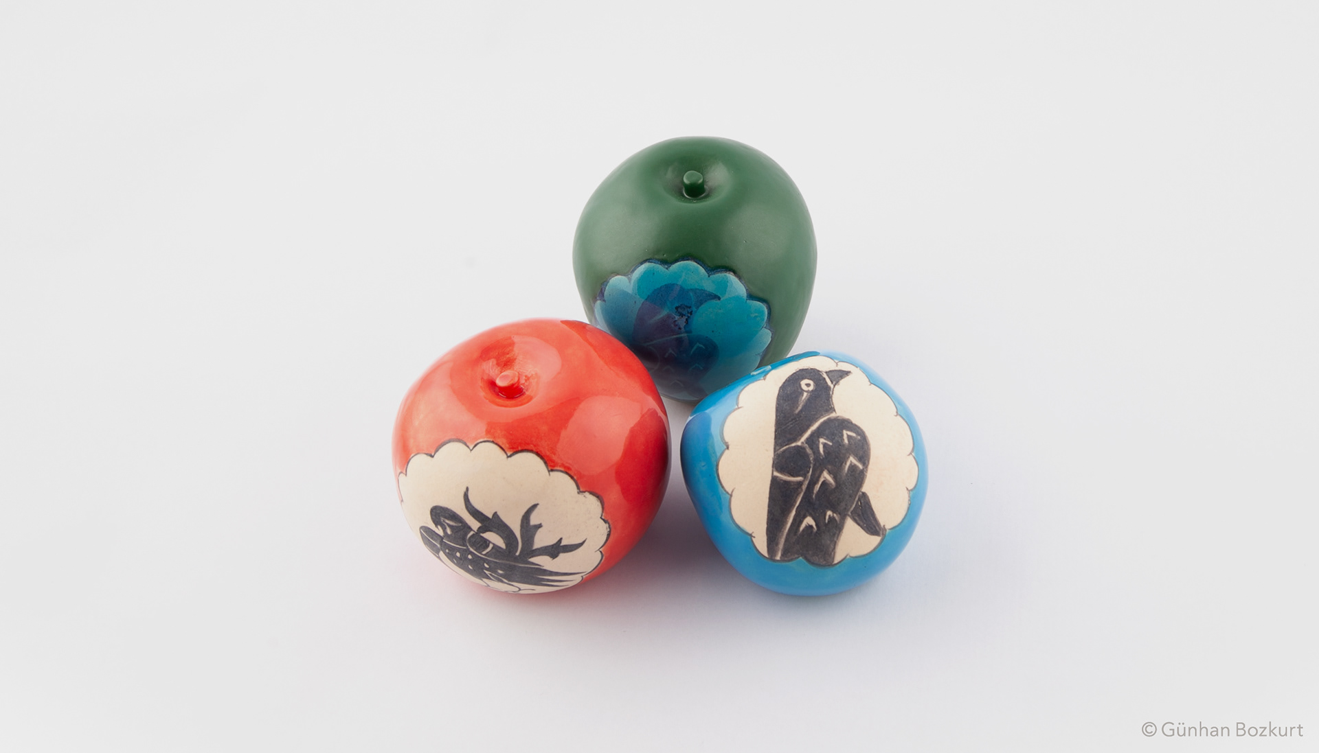Eagle Apples / ceramic sculptures, each h. 5–8 cm