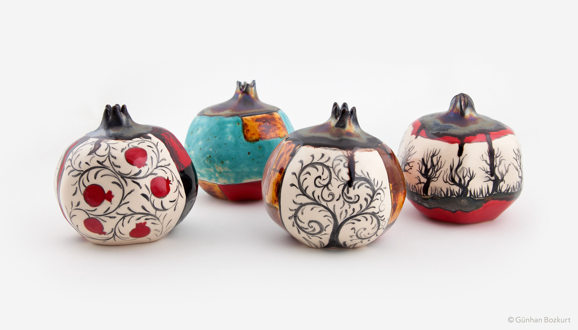 Pomegranate with Black Crowns / ceramic sculptures, each h. 11 cm