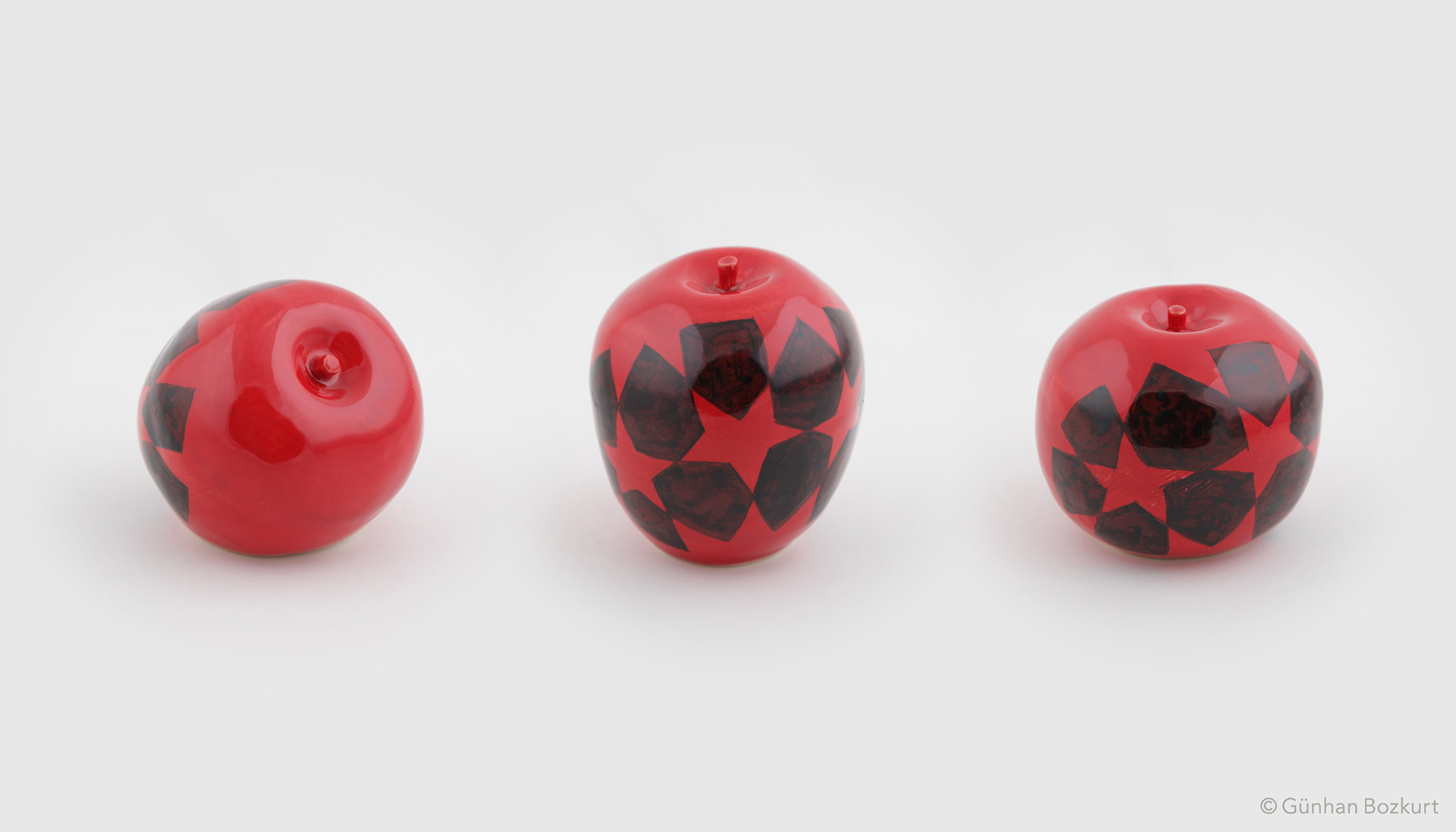 Apples / ceramic sculptures, each h. 5–8 cm