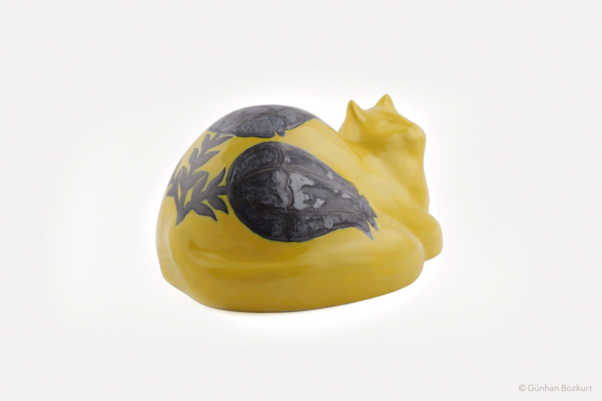 Cat / ceramic sculpture, h. 13 cm, w. 25 cm