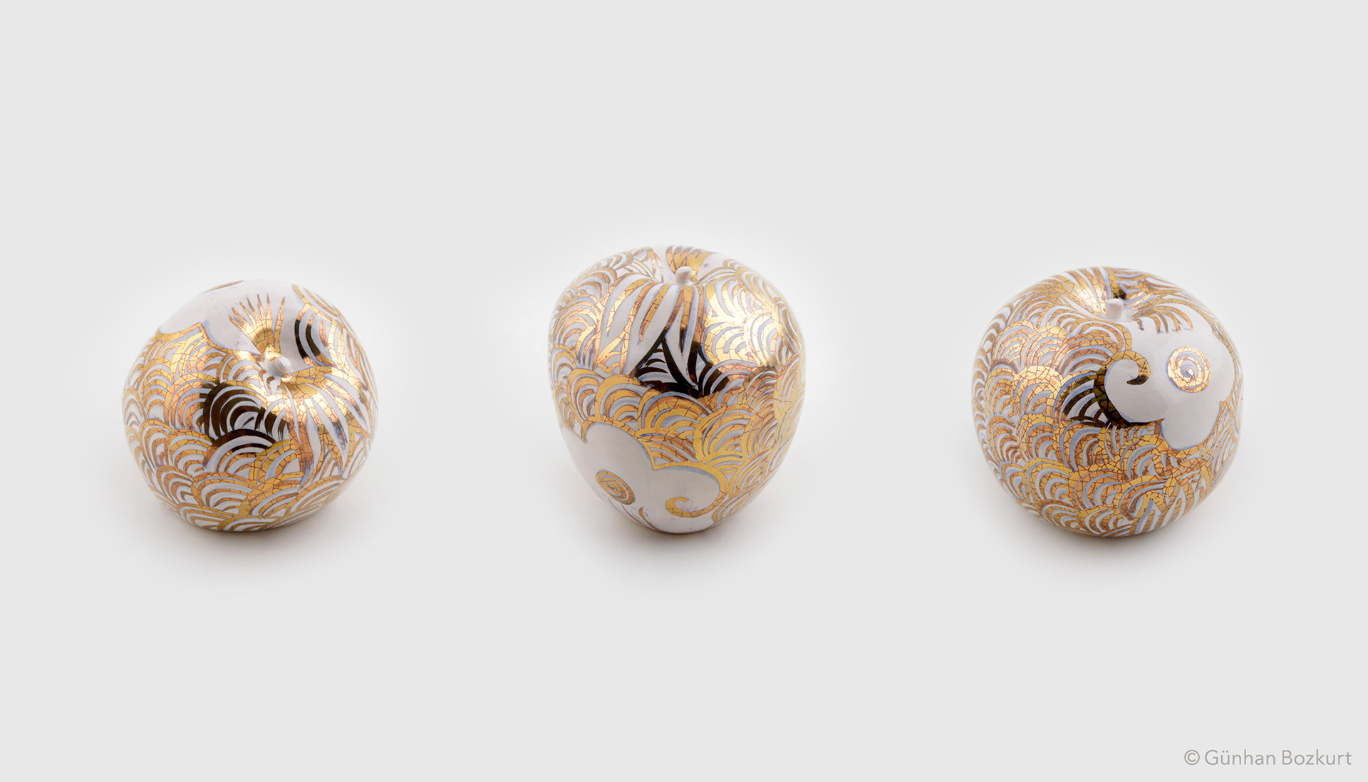 Apples / ceramic sculptures, each h. 5–8 cm