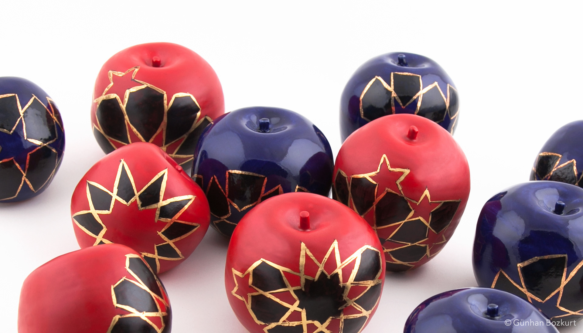 Apples / ceramic sculptures, each h. 5–8 cm