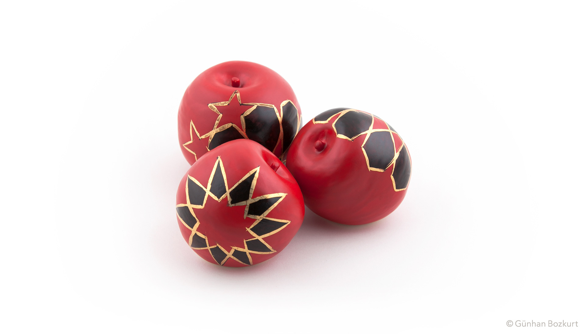 Apples / ceramic sculptures, each h. 5–8 cm