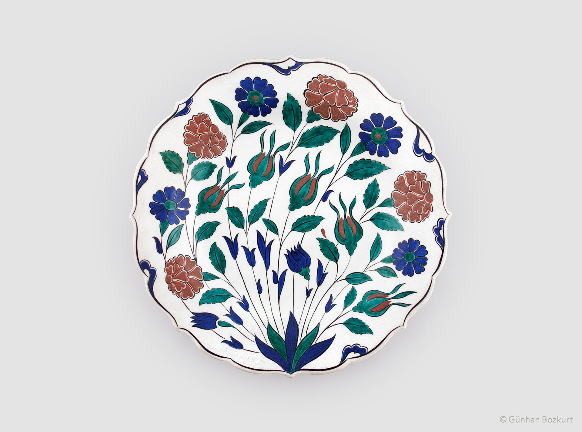 Based on an original Iznik dish with foliate rim, c. 1560-65. Victoria & Albert Museum, London / ceramic plate, Ø 40 cm