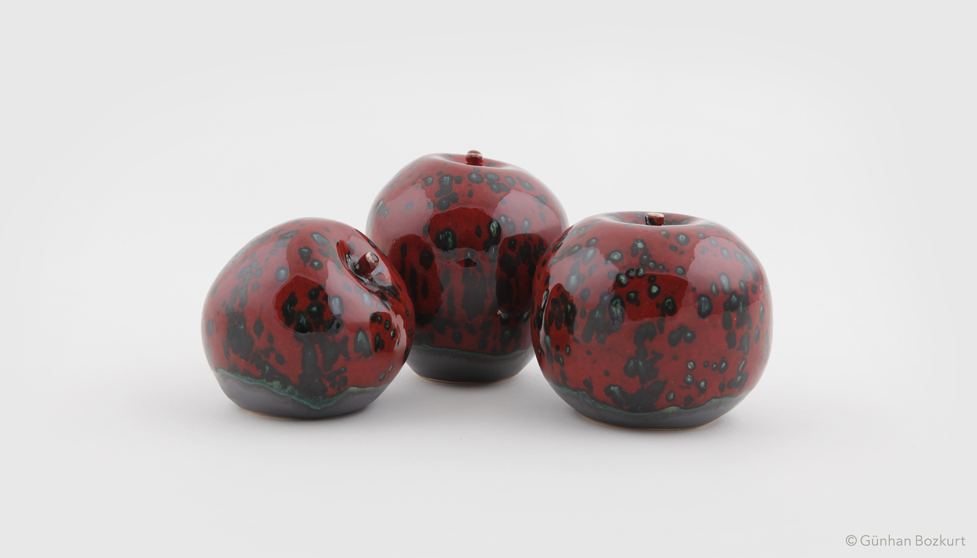 Apples / ceramic sculptures, each h. 5–8 cm