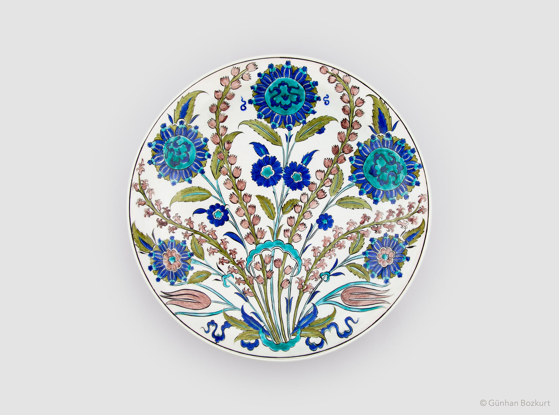 Based on an original Iznik rimless, shallow dish, c. 1550. Victoria & Albert Museum, London / ceramic plate, Ø 40 cm