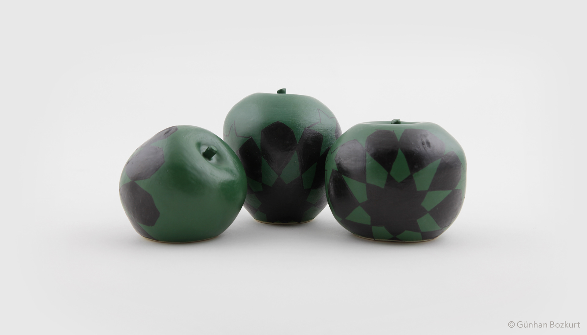 Apples / ceramic sculptures, each h. 5–8 cm