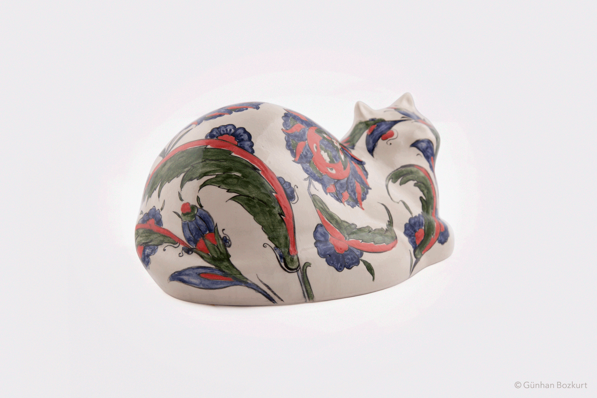 Cat / ceramic sculpture, h. 13 cm, w. 25 cm