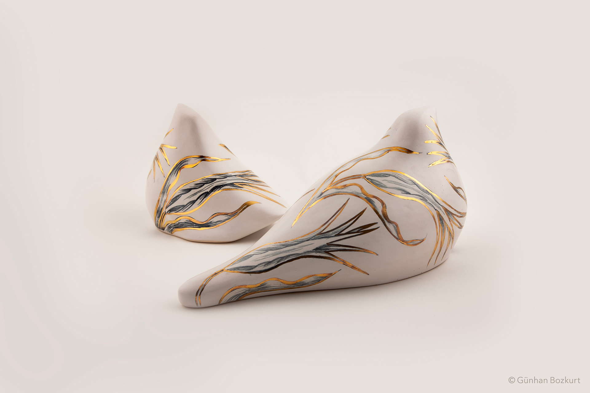 Birds / ceramic sculptures, large h. 15 cm, w. 30 cm; small h. 13 cm, w. 17 cm