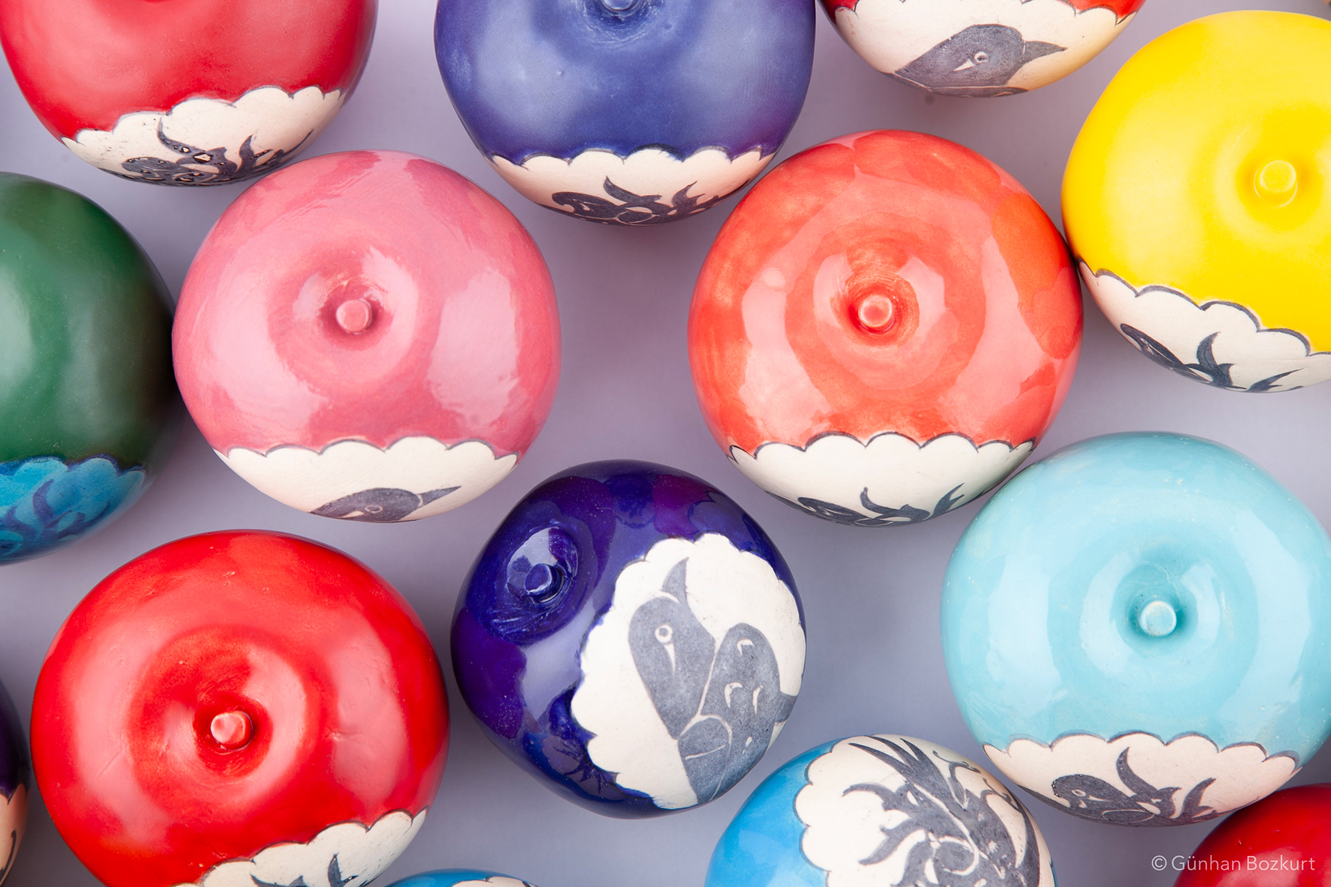 Eagle Apples / ceramic sculptures, each h. 5–8 cm