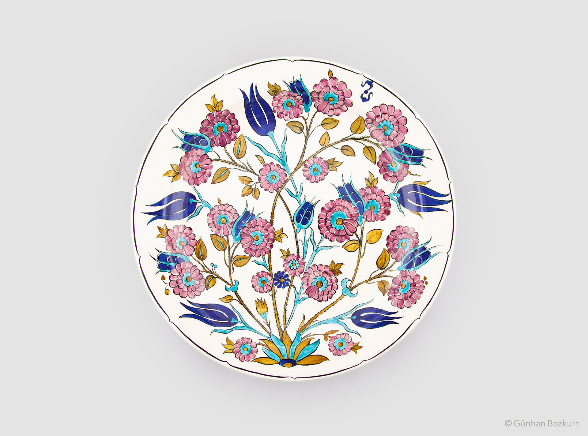 Based on an original Iznik deep dish with softly foliated rim, c. 1550-55. Victoria & Albert Museum, London / ceramic plate, Ø 40 cm