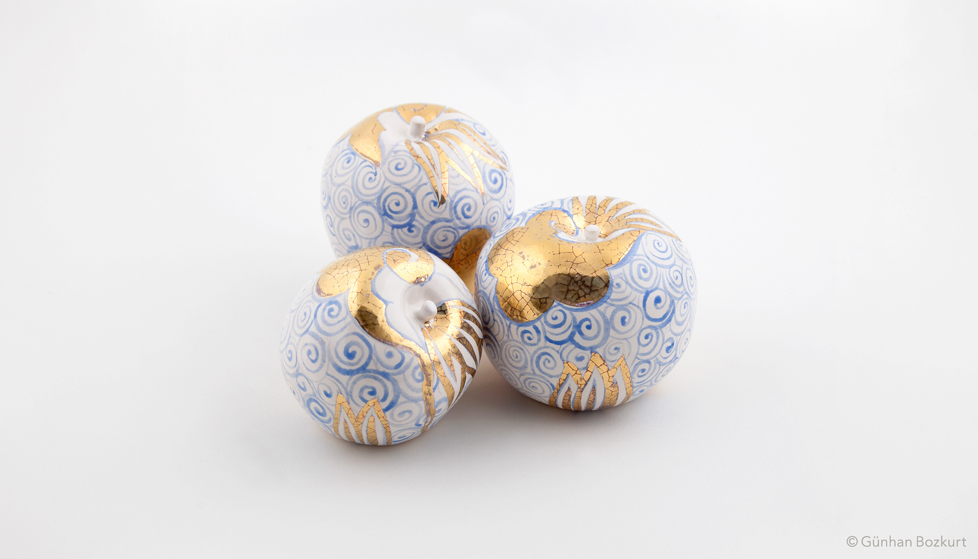 Apples / ceramic sculptures, each h. 5–8 cm