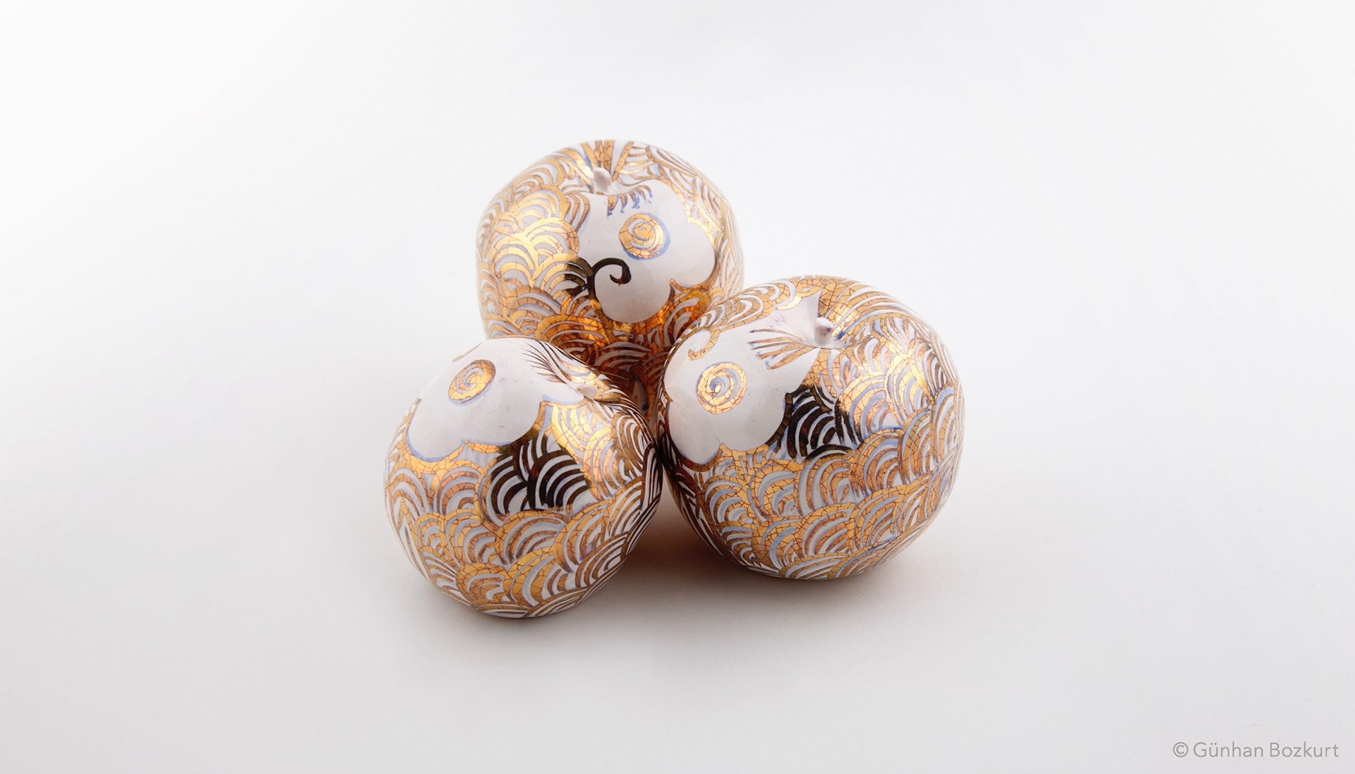 Apples / ceramic sculptures, each h. 5–8 cm
