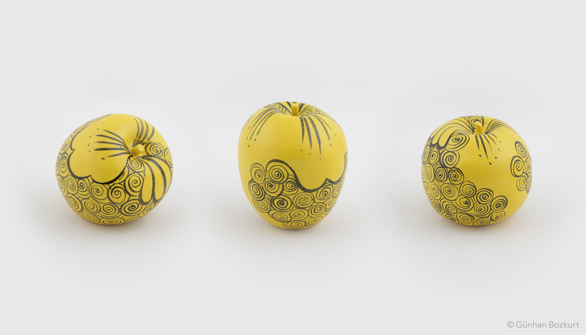 Apples / ceramic sculptures, each h. 5–8 cm